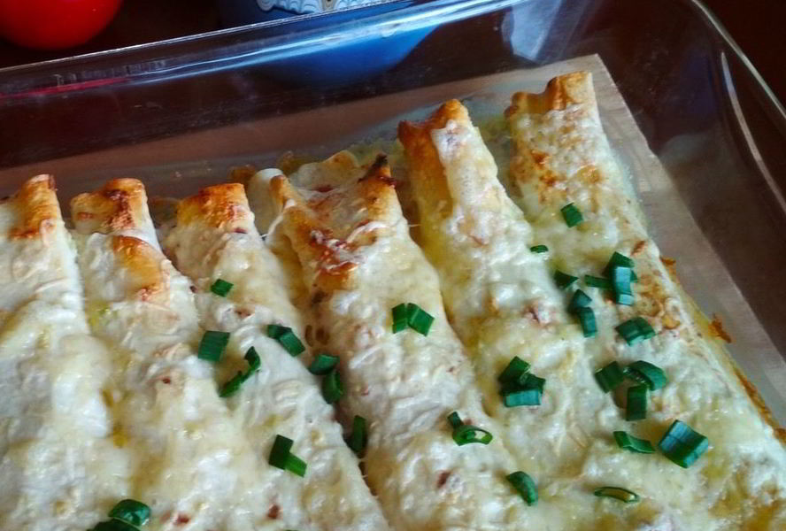 Трубочки из лаваша, запеченные в соусе