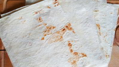 трубочки из лаваша, запеченные в соусе