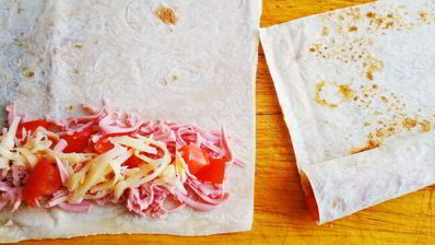 трубочки из лаваша, запеченные в соусе