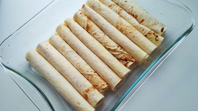 трубочки из лаваша, запеченные в соусе