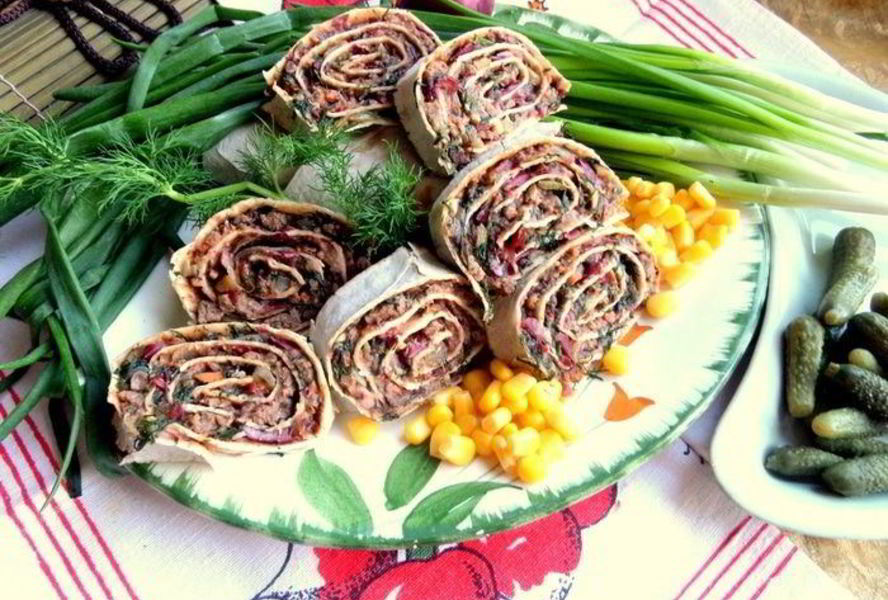 Закуска из фасоли в лаваше Сытная