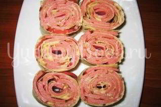 Закуска из колбасы в лаваше