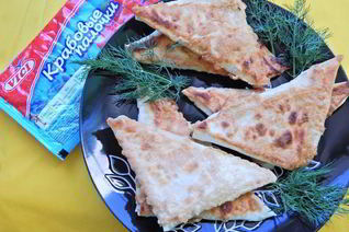 Закуска из крабовых палочек в лаваше, обжаренная