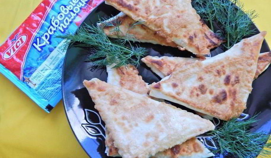 Рецепт закуски из крабовых палочек в лаваше, обжаренная