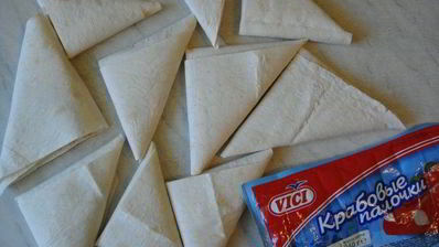 закуска из крабовых палочек в лаваше, обжаренная