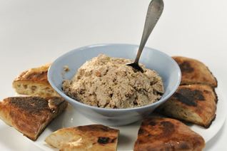 Закуска из лаваша с соусом из перца