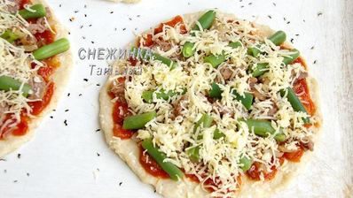 домашние творожные лепешки с мясом, овощами и сыром