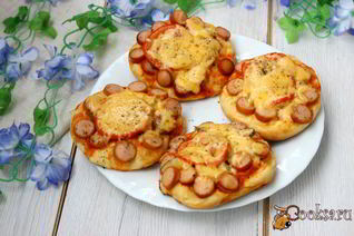 Дрожжевые лепешки с сосисками