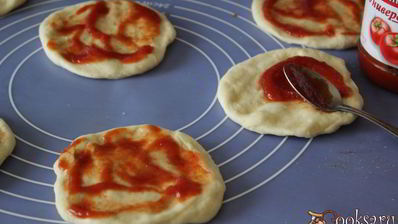 дрожжевые лепешки с сосисками