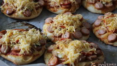 дрожжевые лепешки с сосисками