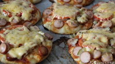 дрожжевые лепешки с сосисками