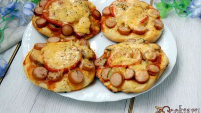 дрожжевые лепешки с сосисками