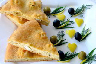 Двухслойная фокачча с оливками и молодым сыром