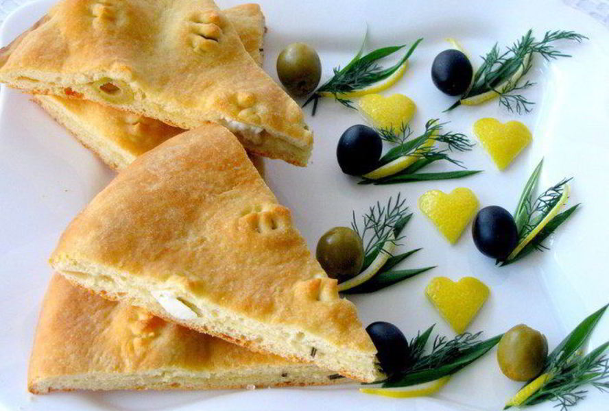 Двухслойная фокачча с оливками и молодым сыром