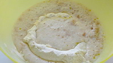 двухслойная фокачча с оливками и молодым сыром