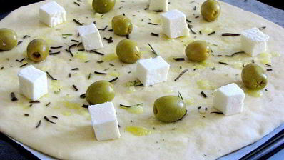 двухслойная фокачча с оливками и молодым сыром