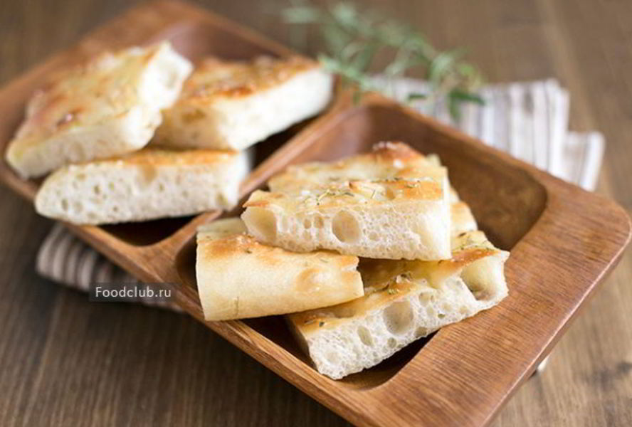 Фокачча с чесноком и розмарином