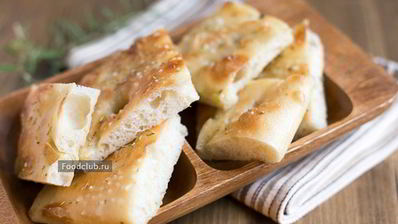 фокачча с чесноком и розмарином