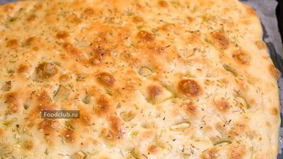 фокачча с чесноком и розмарином