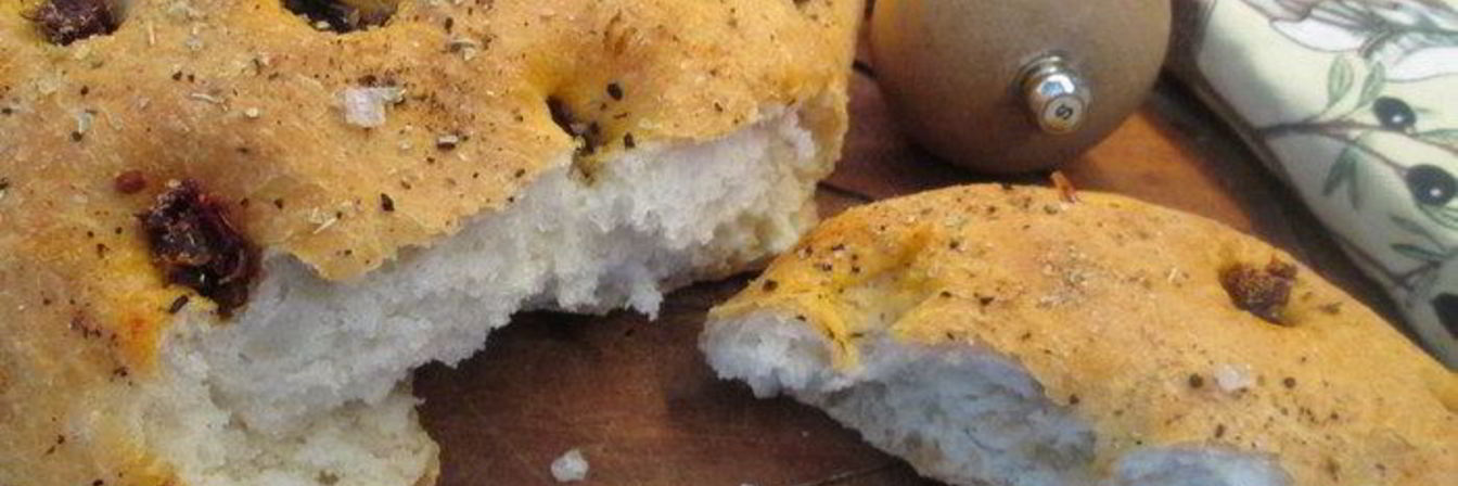 Фокачча с орегано, паприкой и вялеными томатами