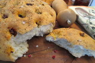 Фокачча с орегано, паприкой и вялеными томатами