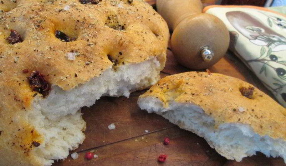 Рецепт фокаччи с орегано, паприкой и вялеными томатами