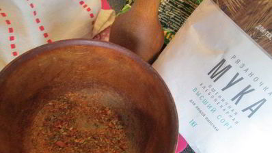 фокачча с орегано, паприкой и вялеными томатами