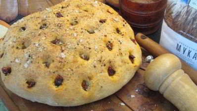 фокачча с орегано, паприкой и вялеными томатами