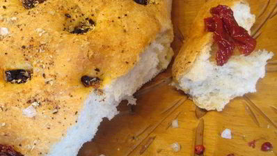 фокачча с орегано, паприкой и вялеными томатами