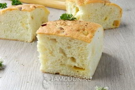 Фокачча с жареным луком и сыром