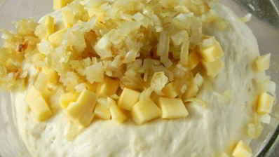 фокачча с жареным луком и сыром