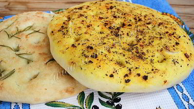 фокачча тонкая с ароматными травами