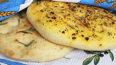 фокачча тонкая с ароматными травами