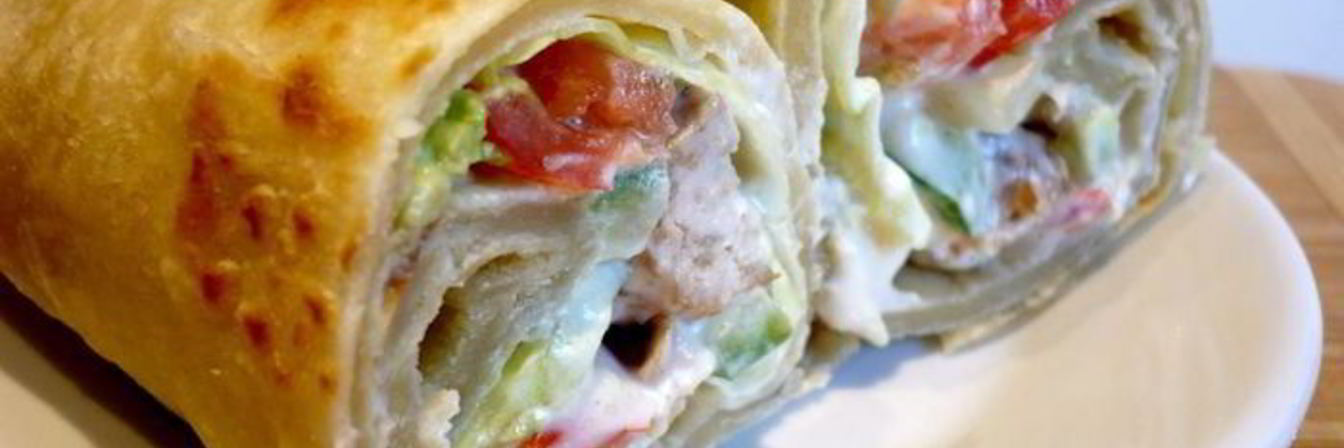 Индийская лепешка с куриной колбаской и овощами