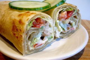 Индийская лепешка с куриной колбаской и овощами