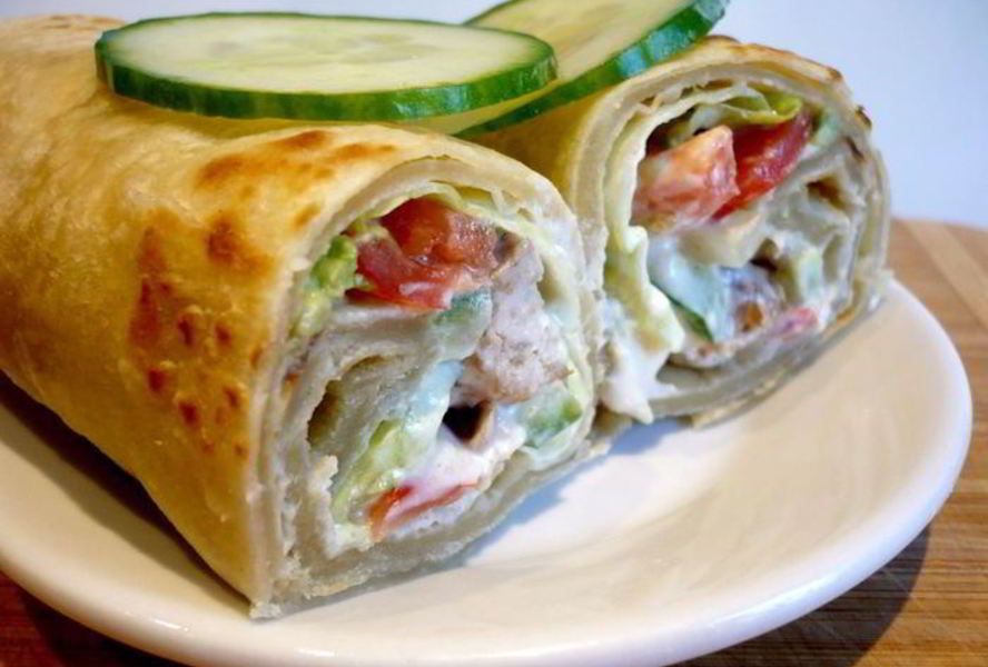 Индийская лепешка с куриной колбаской и овощами