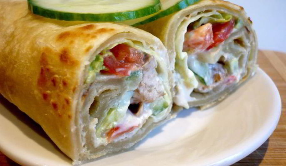 Рецепт индийской лепешки с куриной колбаской и овощами