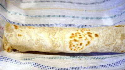 индийская лепешка с куриной колбаской и овощами