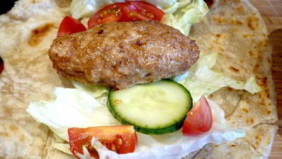 индийская лепешка с куриной колбаской и овощами