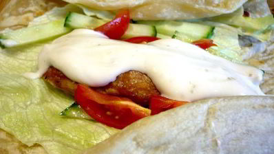 индийская лепешка с куриной колбаской и овощами