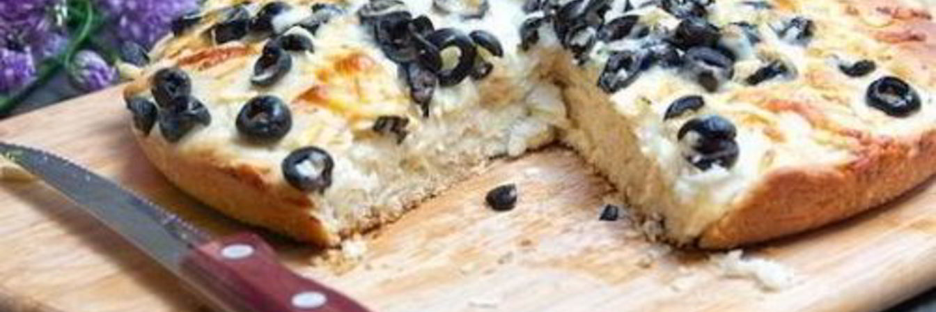 Итальянская фокачча с сыром и маслинами
