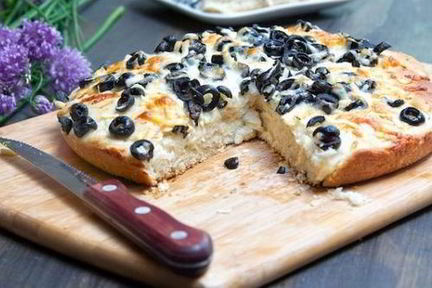 Итальянская фокачча с сыром и маслинами