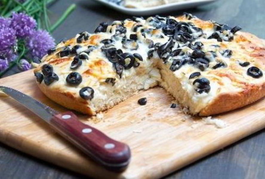 Итальянская фокачча с сыром и маслинами