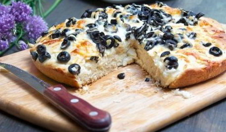 Рецепт итальянской фокаччи с сыром и маслинами