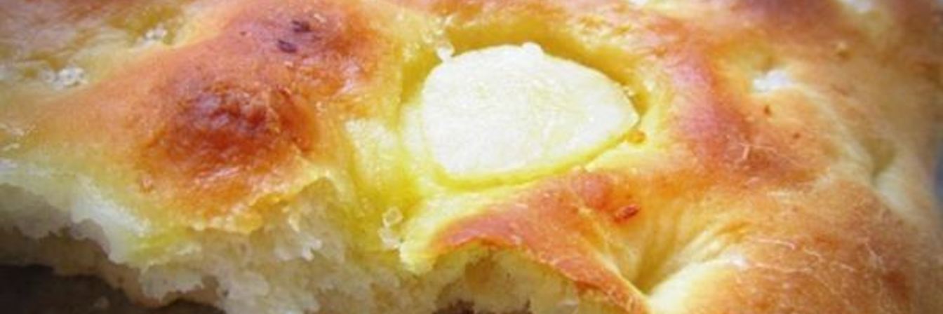 Картофельная фокачча с томатами и чесноком