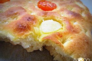 Картофельная фокачча с томатами и чесноком