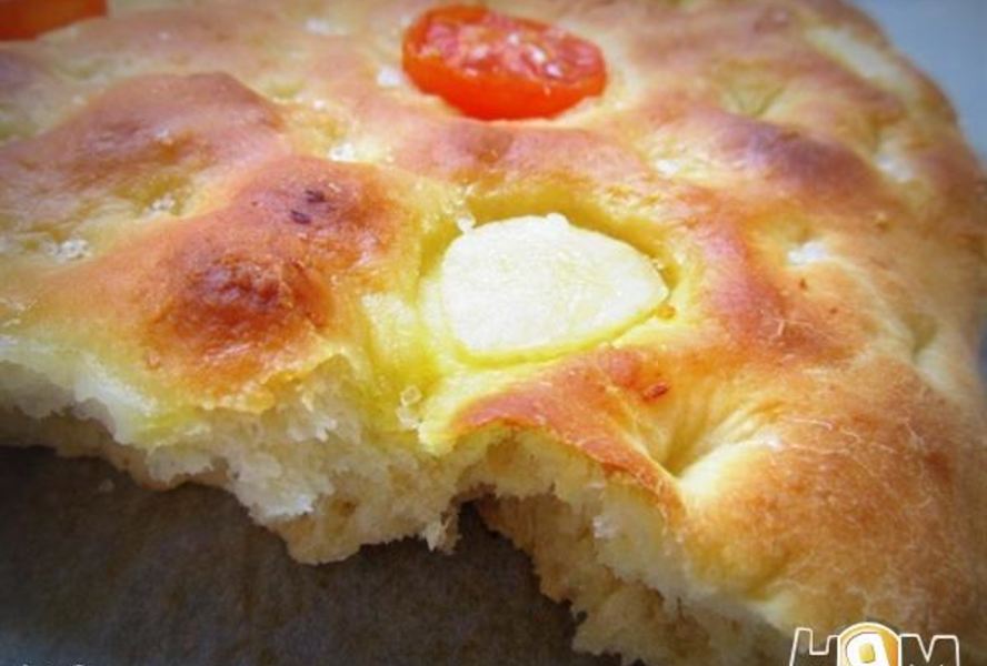 Картофельная фокачча с томатами и чесноком