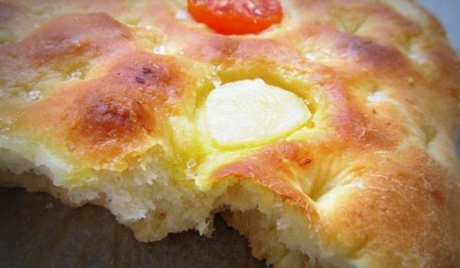 Рецепт картофельной фокаччи с томатами и чесноком