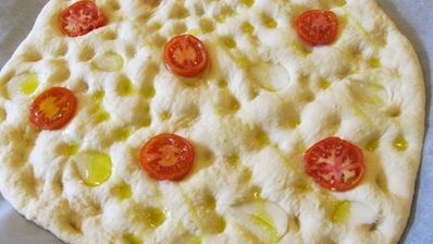 картофельная фокачча с томатами и чесноком