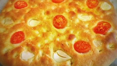 картофельная фокачча с томатами и чесноком